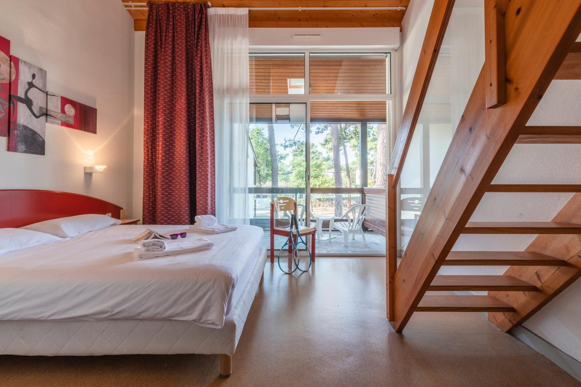 Отель Azureva Ronce Les Bains Экстерьер фото